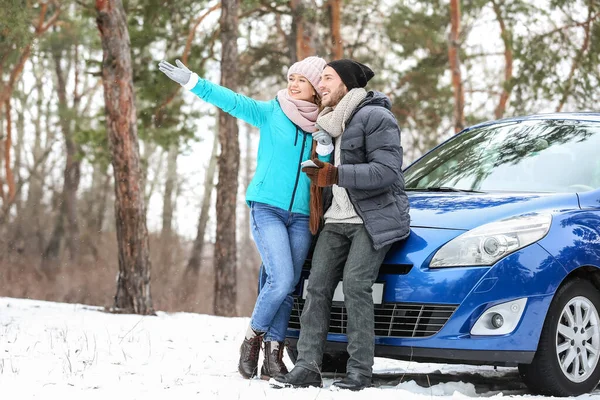 Happy Young Couple Mobile Phone Car Winter Day — Stock Photo, Image