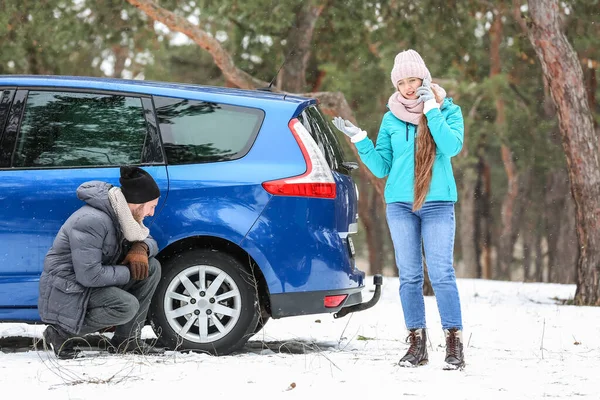 Young Couple Broken Car Winter Day — Stock Photo, Image