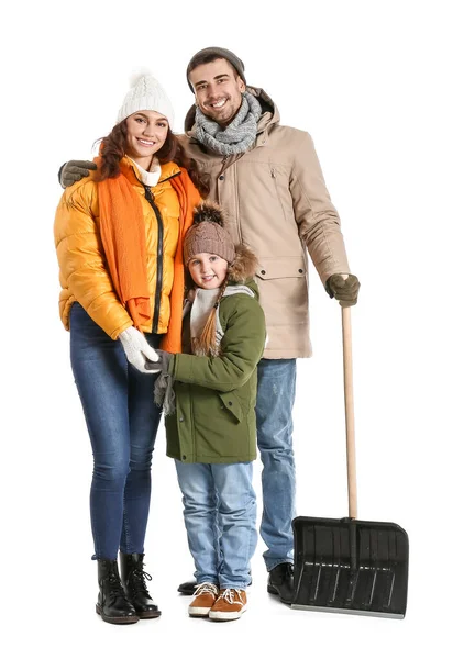 白い背景に雪を除去するためのシャベルを持つ家族 — ストック写真