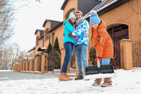 Família Removendo Neve Livre Dia Inverno — Fotografia de Stock