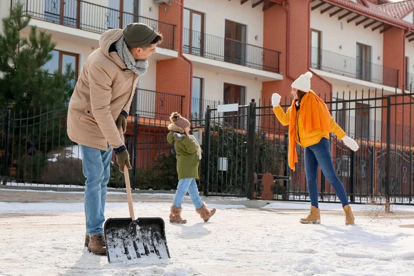 Familie Het Verwijderen Van Sneeuw Buiten Winterdag — Stockfoto