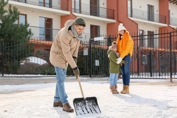 Família Removendo Neve Livre Dia Inverno — Fotografia de Stock