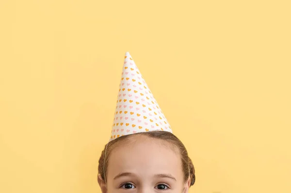 Χαριτωμένο Κοριτσάκι Καπέλο Κόμμα Στο Φόντο Χρώμα — Φωτογραφία Αρχείου