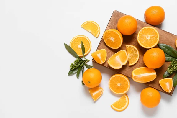 Board Tasty Orange Pieces White Background — Stock Photo, Image