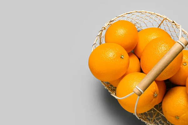 Basket Fresh Oranges Light Background — Stock Photo, Image