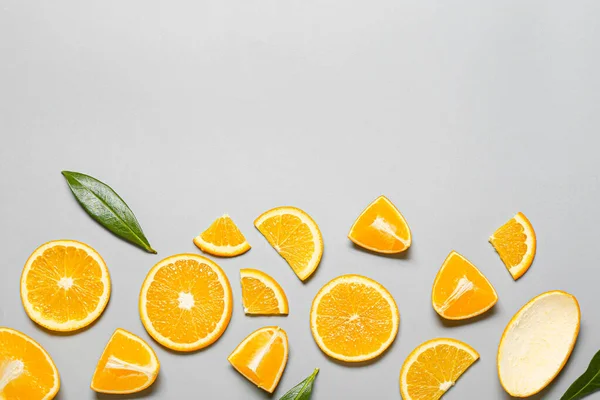 Fresh Orange Slices Leaves Light Background — Stock Photo, Image