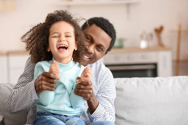 Portret Szczęśliwego Afroamerykanina Ojca Jego Córeczki Domu — Zdjęcie stockowe
