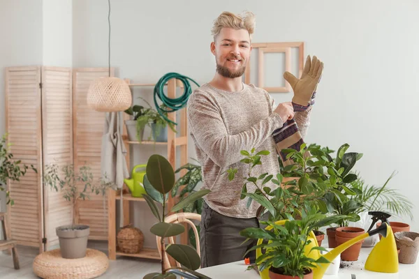 Joven Cuidando Plantas Casa — Foto de Stock