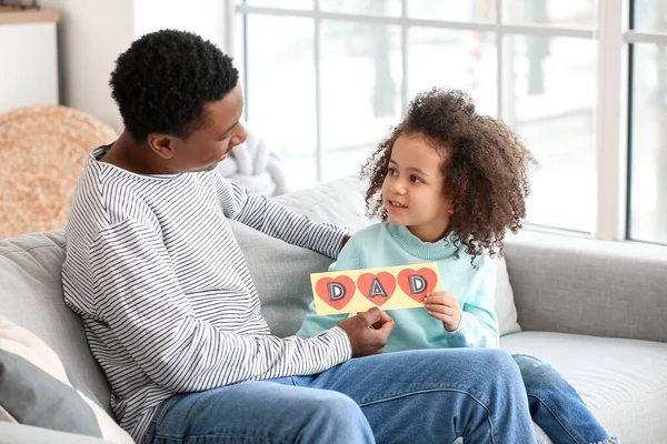 Schattig Afrikaans Amerikaans Meisje Begroeten Haar Vader Vaderdag — Stockfoto