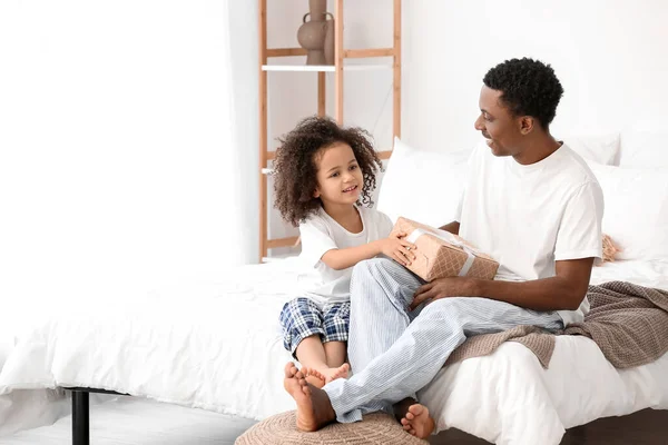 Cute African American Girl Greeting Her Dad Father Day — Stock Photo, Image