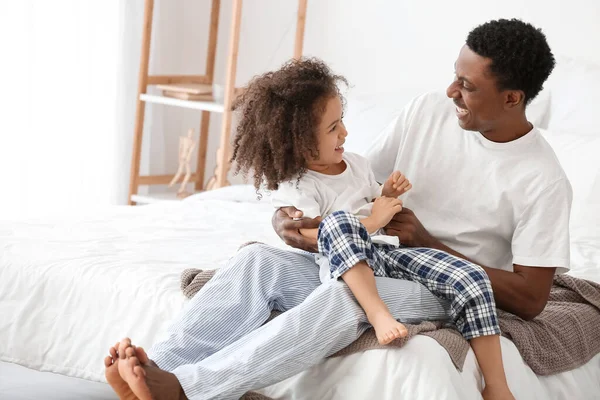 Feliz Padre Afroamericano Pequeña Hija Jugando Casa —  Fotos de Stock