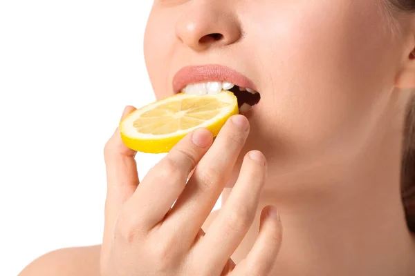 Mulher Bonita Comendo Limão Cortado Fundo Branco Close — Fotografia de Stock