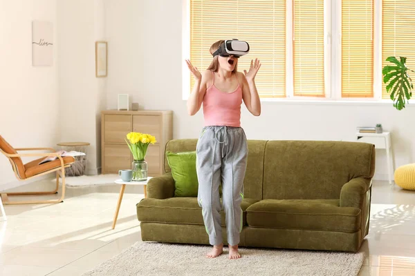 Surprised Young Woman Virtual Reality Glasses Home — Stock Photo, Image