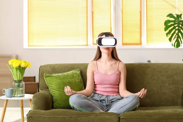 Young Woman Virtual Reality Glasses Practicing Yoga Home — Stock Photo, Image