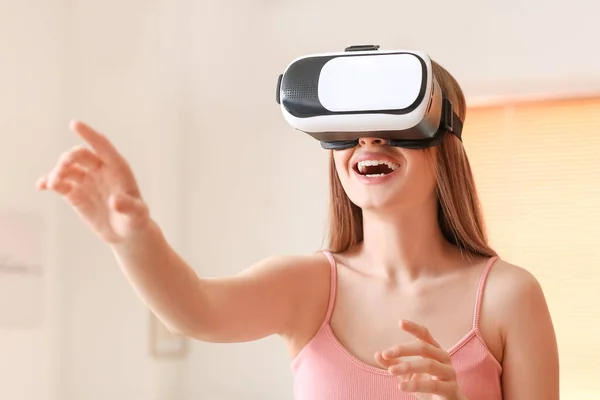 Молодая Женщина Очках Виртуальной Реальности Дома — стоковое фото