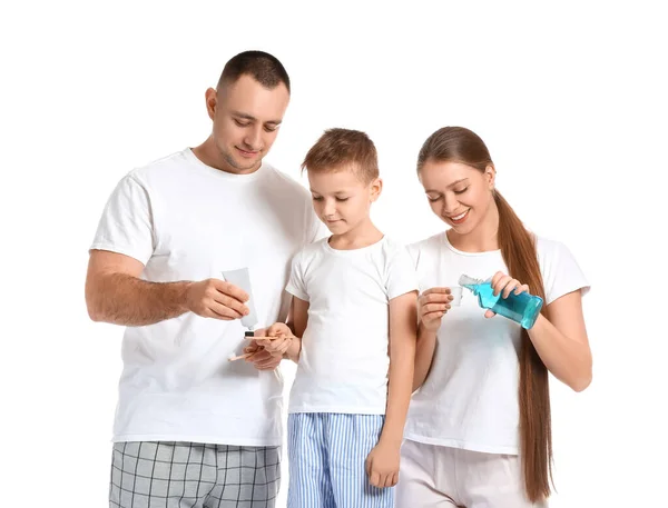 Família Feliz Escovação Dentes Fundo Branco — Fotografia de Stock