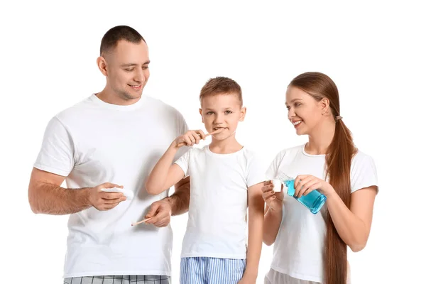 Gelukkig Familie Poetsen Tanden Witte Achtergrond — Stockfoto