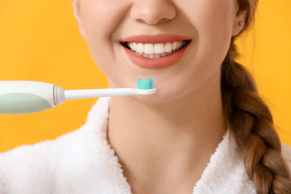 Arka Planda Dişlerini Fırçalayan Genç Kadın Yakın Plan — Stok fotoğraf