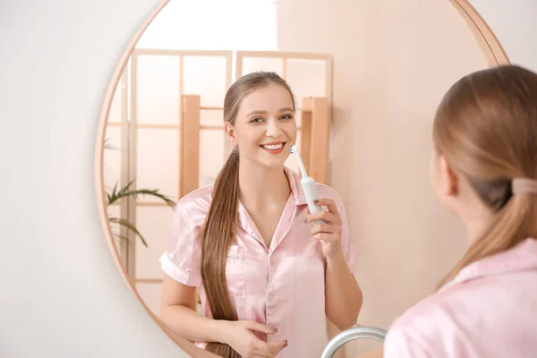 Jovem Mulher Escovando Dentes Banheiro — Fotografia de Stock
