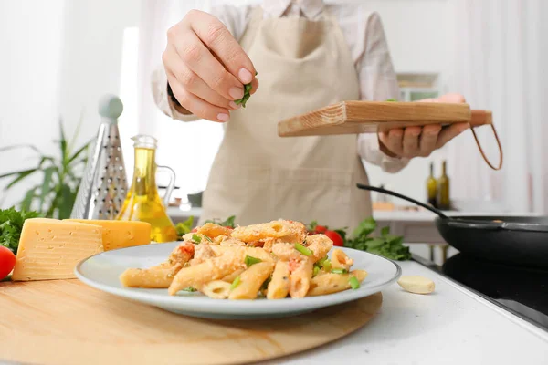 Woman Cooking Cajun Chicken Pasta Kitchen — 图库照片