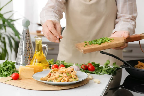 Woman Cooking Cajun Chicken Pasta Kitchen — Fotografia de Stock