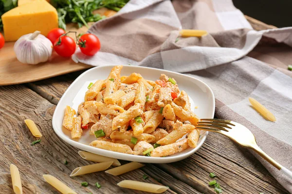 Plate Cajun Chicken Pasta Wooden Background — Foto de Stock