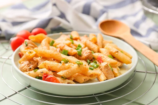 Plate Cajun Chicken Pasta Color Wooden Background — Foto de Stock