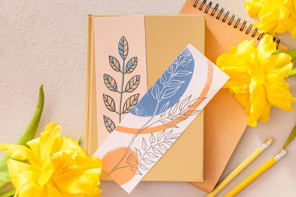Σημειωματάρια Σελιδοδείκτες Και Λουλούδια Στο Φόντο Χρώμα — Φωτογραφία Αρχείου