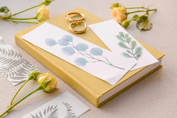 Buch Mit Lesezeichen Und Blumen Auf Hellem Hintergrund — Stockfoto