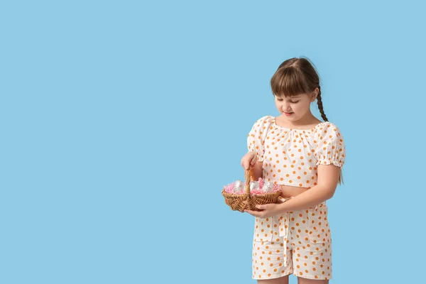 Χαριτωμένο Κοριτσάκι Καλάθι Σοκολατένια Πασχαλινά Αυγά Στο Φόντο Χρώμα — Φωτογραφία Αρχείου