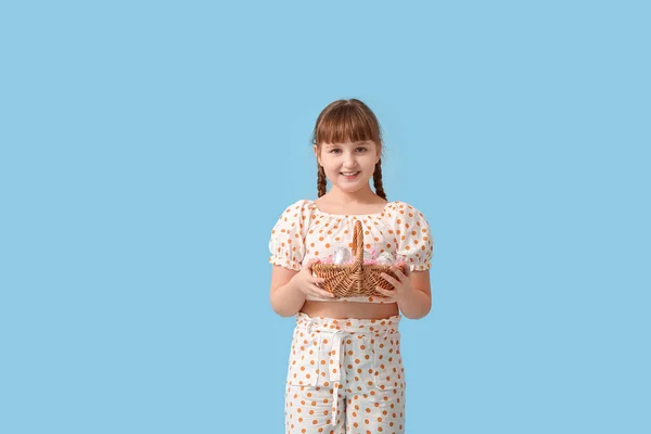 Menina Bonito Com Cesta Chocolate Ovos Páscoa Fundo Cor — Fotografia de Stock