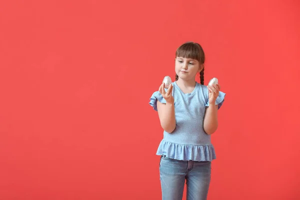 Menina Bonito Com Chocolate Ovos Páscoa Fundo Cor — Fotografia de Stock