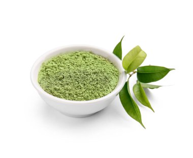 Pudralanmış kiraz çayı ve beyaz arka planda taze yapraklarla dolu bir kase.