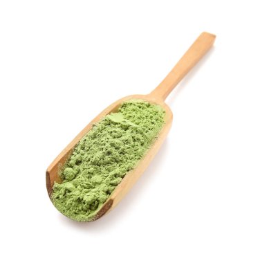 Beyaz arka planda pudralanmış kibrit çayı ile kepçeyle