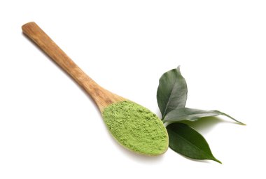 Pudralanmış kibrit çayı ve beyaz arka planda taze yapraklar.