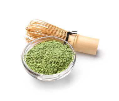 Beyaz arka planda pudralanmış kibrit çayı ve chasen ile kase