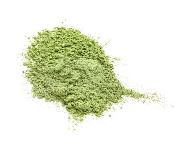 Beyaz arka planda bir yığın toz kibrit çayı.