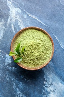 Arka planda pudralanmış kibrit çayı ile kase