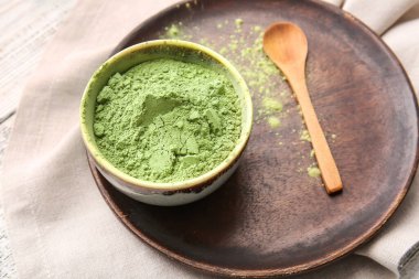 Kase pudralı kibrit çay ve kaşıkla, yakın plan.