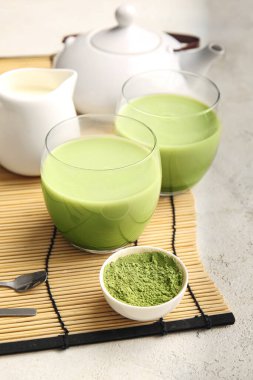 Hafif arkaplanda bir bardak kibrit çayı ile kompozisyon