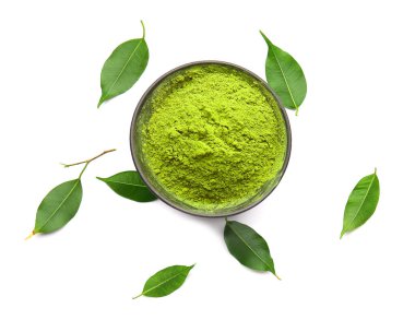 Beyaz arka planda pudralı kibrit çayı ve yeşil yapraklı kase