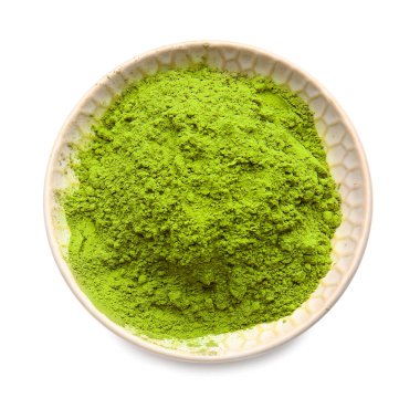 Beyaz arka planda pudralanmış kibrit çayı ile kase