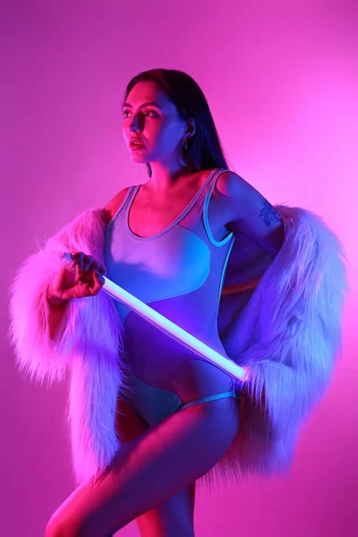 Toned Portret Van Mooie Jonge Vrouw Met Neon Lamp Kleur — Stockfoto