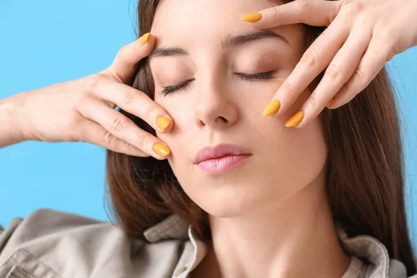 Mujer Joven Con Hermosa Manicura Sobre Fondo Color — Foto de Stock