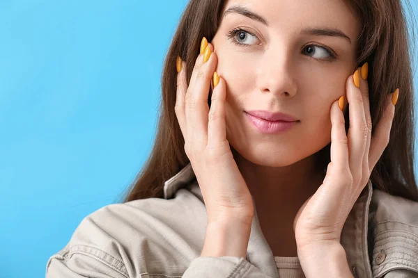 Mujer Joven Con Hermosa Manicura Sobre Fondo Color — Foto de Stock