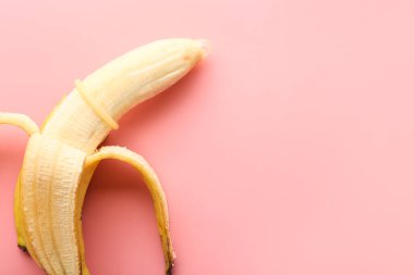 Renkli prezervatifli muz. Erotik kavram