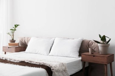 Modern yatak odasının iç dekorasyonu.