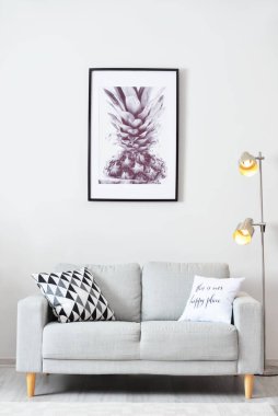 Modern oturma odasının içinde rahat bir kanepe.