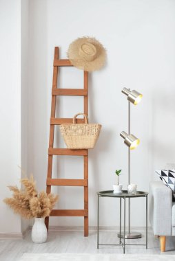 Masa ve merdiven modern oturma odasının içinde.