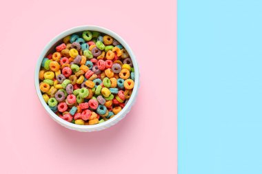 Arka planda gevrek gevrek halkaları olan bir kase